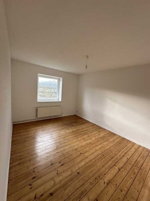 geräumige 1-Raum-Wohnung mit Wannenbad und Fenster, Herd/Ofen+Spüle, Keller, PKW-Stellplatz