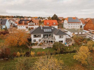 Wohnhaus mit Raum für zwei Generationen -  fünf Garagen und Werkstatt