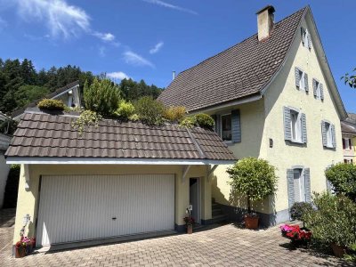 Eine großartige, parkähnliche Liegenschaft mit charmantem Zweifamilienwohnhaus und Doppelgarage !