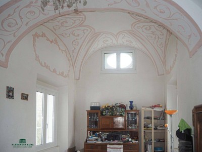 Historisches Herrenhaus mit Nebengebäuden in schönster Alleinlage in NÖ
