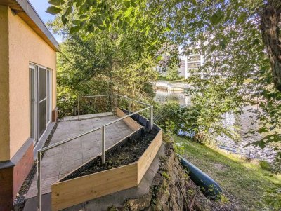 Alleinstehender Bungalow am Wasser: Terrasse, Steg, Ruhe