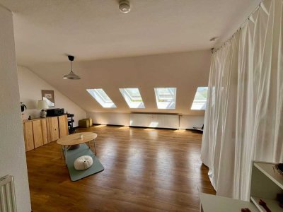 Dachgeschosswohnung mit Loft-Charakter und Balkon