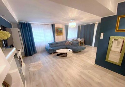 Exklusive, vollst. renovierte 2,5-Zimmer-Wohnung mit lux. Innenausstattung mit Balkon und EBK
