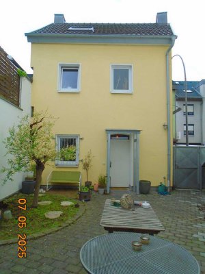 Topsaniertes Haus mit begrüntem Innenhof und Remise!