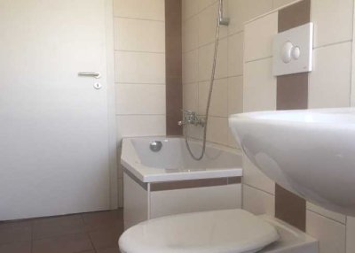4-Raum-Wohnung, 2 Badezimmer mit Wanne und Dusche, Balkon!