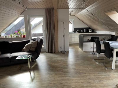 Neuwertige, möblierte 2-Zimmer-Dachgeschosswohnung mit Loggia, Stellplatz und Panoramaaussicht