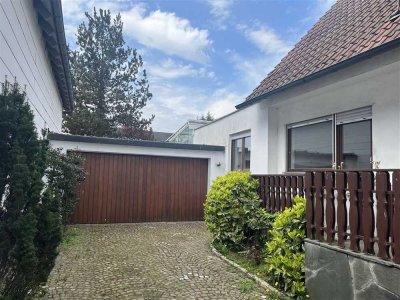Viel Raum für Ideen – Freistehendes Einfamilienhaus mit Potenzial, Indoorpool & Gartenidylle