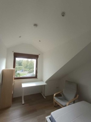 Modernes Möbliertes Zimmer in einer 5er WG