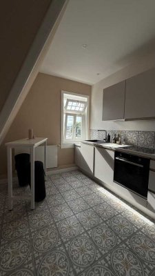 Kernsanierte Dachgeschosswohnung (Altbau) in sehr zentraler Lage