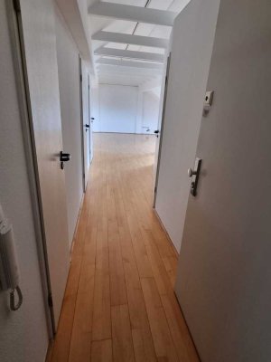 Ratingen: Tolle Dachgeschosswohnung mit großem Wohnraum und Parkettboden