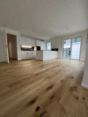 4-Zi. OG-Wohnung mit Einbauküche, Eichedielenparkett, Designwaschbecken, Glasduschtrennwand usw.
