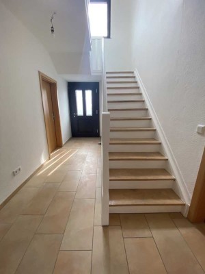 Charmantes Einfamilienhaus zu vermieten // 7 Zimmer, 2 Bäder, EBK, Keller & Garten