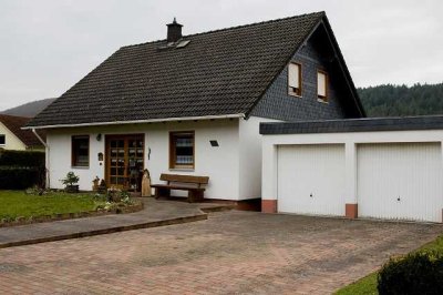Gepflegtes Einfamilienhaus mit ebenerdigen Grundstück und Doppelgarage in Holzständerbauweise