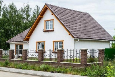 Einfamilienhaus mit Garage und Terrasse