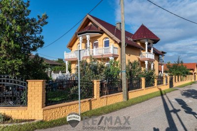 "Für Ein oder zwei Familien - Haus mit Eleganz und mit vieeeeel Platz"