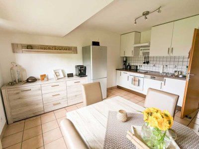 Gepflegte Dachgeschosswohnung im Mehrfamilienhaus mit Garage