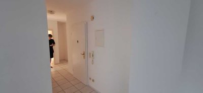 Sehr schöne und helle Erdgeschosswohnung mit balkon und Küche. Stellplatz direkt vor dem Haus.