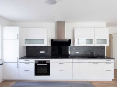 Schöne Erdgeschosswohnung mit Einbauküche, Gartenanteil und Stellplatz