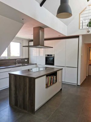 Exklusiv - modern - hochwertig
4-Zimmer-Maisonette-Wohnung mit Dachterrasse und Garage!