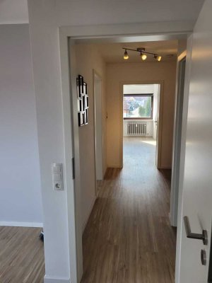 Stilvolle, modernisierte 2-Zimmer-DG-Wohnung mit Balkon und EBK in Eisenberg (Pfalz)