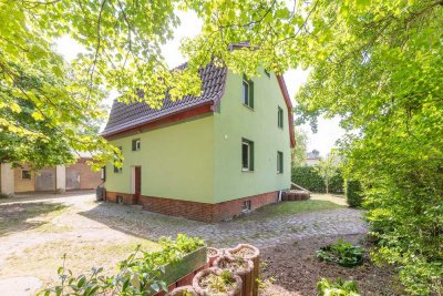 Mit Keller, Lager-/Werkstatt-Nebengebäude, Einbauküche, Balkon uvm.: Einfamilienhaus in Rehfelde