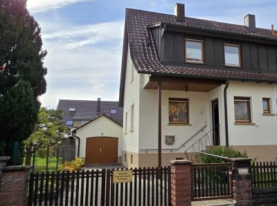 Charmante Doppelhaushälfte mit 3 Zimmern, Garten, Terrasse, Balkon und Garage sucht neue Familie!