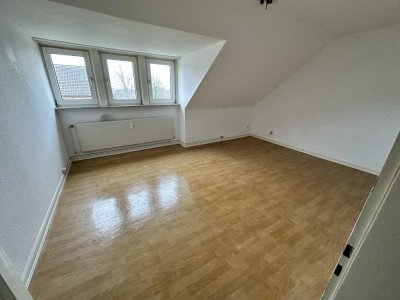 Charmante, helle 3 Zimmer DG Wohnung mit Vollbad in Top Lage - fußläufig zum Klinikum Itzehoe