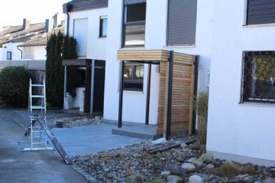 Modernes renoviertes Reihenhaus in Neukeferloh in versetztem Baustil mit privater Gartenidyll