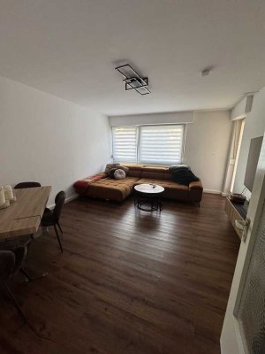Stilvolle, vollständig renovierte 2-Zimmer-Wohnung mit Balkon und Einbauküche in Köln