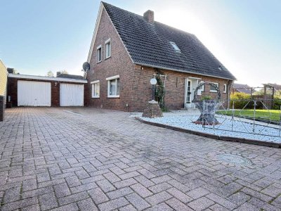 Einfamilienhaus mit großer Garage, Keller und Eigentumsgrundstück.