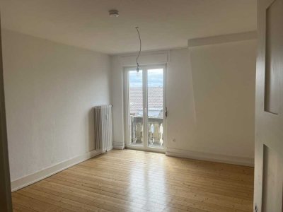 Charmante 2-Zimmer-Küche-Bad-Altbauwohnung mit kleinem Balkon – perfekt für Paare oder Singles.