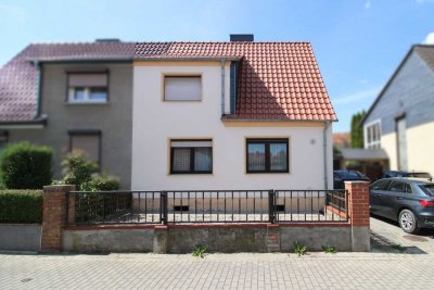 Doppelhaushälfte mit grünem Garten