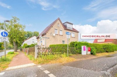 IMMOBERLIN.DE - Renovierungsbedürftiges Einfamilienhaus mit Nebengebäude & Garagen in familiärer Lag