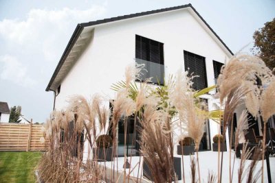 Baugrundstück mit Neubau - Einfamilienhaus in schöner Lage