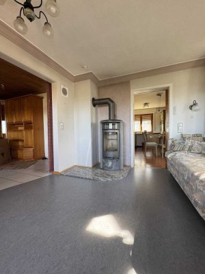 Wohnen mit Aussicht: Einfamilienhaus mit Baugrundstück und Panoramablick