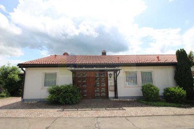 Ebenerdiges Wohnen mit Weitblick: Gepflegter Bungalow mit Einliegerwohnung, sonnigem Garten und Pano