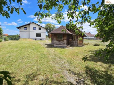 Zweifamilienhaus mit weitläufigem Garten