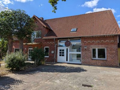 Geräumiges,  13-Zimmer-Mehrfamilienhaus in Hillerse