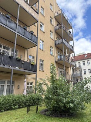 "4-Zimmer-EG-Schmuckstück im Hofgebäude: 2 Bäder, Loggia, Balkon, KAMIN, Stellplatz!"