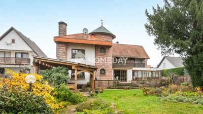 Architektur mit Charakter: großzügige Villa mit Dachterrasse und unverbaubarem Blick ins Grüne