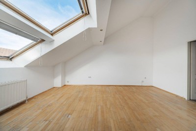 Sanierungsbedürftige 2,5-Zimmer-Dachgeschoßwohnung mit Potenzial!