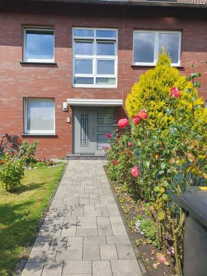 Attraktive und vollst. renovierte 3-Raum-Wohnung mit geh. Innenausstattung mit Balkon und EBK