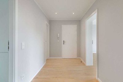 Erstbezug nach hochwertiger Sanierung, Einbauküche, Balkon und Duschbad mit Fenster in Elmshorn