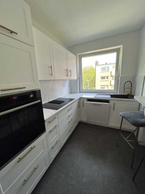 Stilvolle, modernisierte 3-Zimmer-Wohnung mit Balkon und Einbauküche in Wesseling
