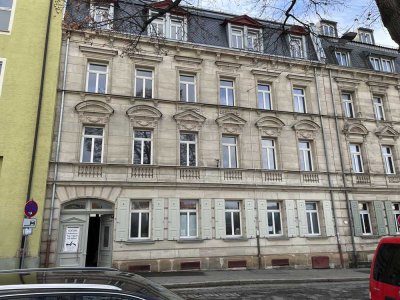Helle-Stilvolle, 2023 renovierte 3-Raum-Maisonette-Wohnung mit gehobener Innenausstattung, EBK und T