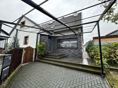 Zwiei bis Drei Familien-Haus und Garagen