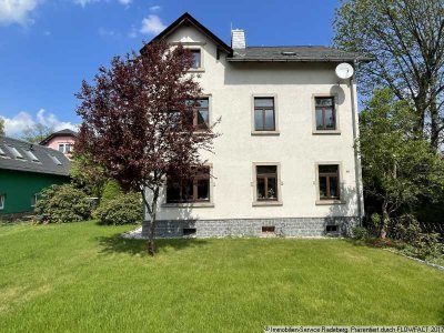 Lichtdurchflutete 2-Raum-Dachgeschosswohnung mit Garten und Garage
