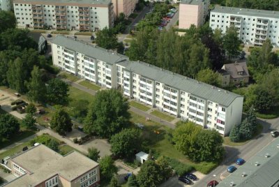 Renoviert, bezugsfertig mit verglastem Balkon im Grünen