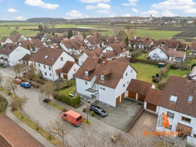 IMMOSPACE *** Helle 2-Zimmer-Dachgeschosswohnung *** Balkon und Garage ***