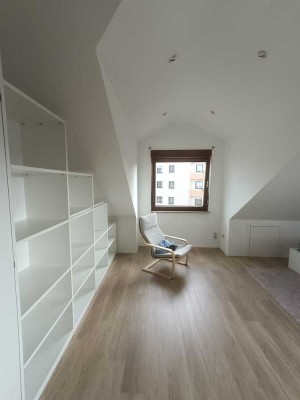 Modernes Möbliertes Zimmer mit großen Balkon in einer 5er WG